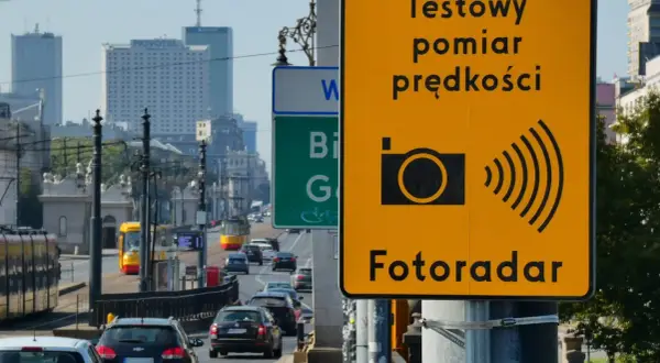 Żółty znak "Fotoradar" informuje o testowym pomiarze prędkości. Czy fotoradar musi być oznakowany? Tak, ten jest.