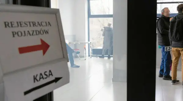 Tabliczka z napisem "Rejestracja pojazdów" i strzałką w prawo, obok "Kasa" ze strzałką w lewo.
