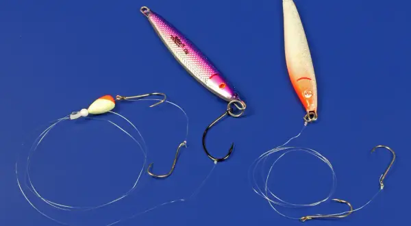 Zwei Jigs und eine Montage mit Schwimmer und Haken für das Steinbutt angeln.