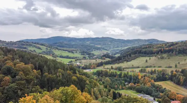 Jesienne krajobrazy Gór Sowich zachwycą każdego. Idealne miejsce na rodzinne wycieczki i odkrywanie atrakcji dla dzieci.