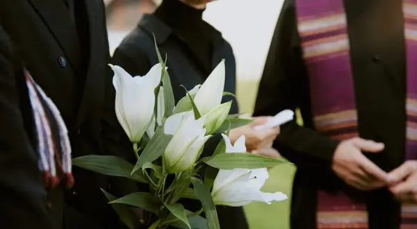 Jakie kwiaty na pogrzeb dziecka? Symbolika i odpowiednie wybory na ceremonii