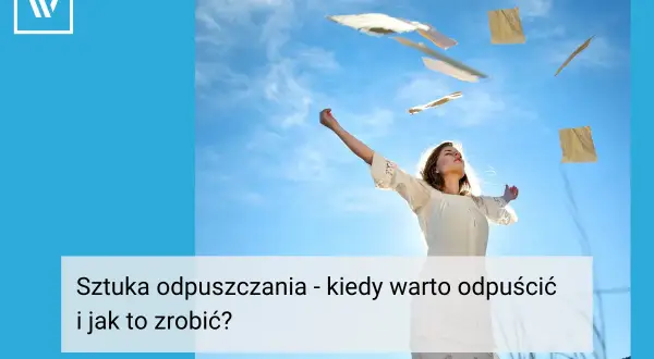 Kobieta z podniesionymi rękami wypuszcza w niebo kartki. Czasem warto odpuścić, by poczuć lekkość i wolność.
