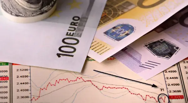 Euro banknoty i wykres giełdowy. Rozliczenie dochodów z zagranicy przykład.