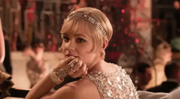 Elegancka kobieta w błyszczącej sukni i opasce na głowie, uosobienie wielki gatsby stylizacja, z diamentową biżuterią.