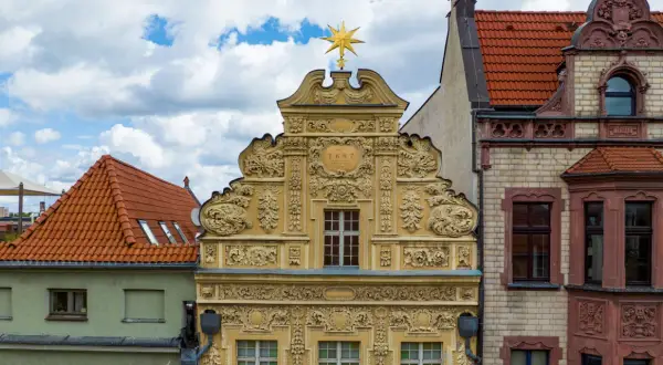 Bogato zdobiona kamienica pod gwiazdą, dawniej muzeum sztuki Dalekiego Wschodu, z datą 1697.