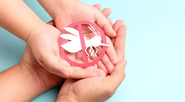 Dłonie trzymają symbol komara przekreślonego na czerwono. Zastanawiasz się nad malarone skutki uboczne?