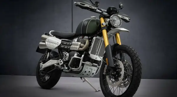 Motocicleta Triumph Scrambler, inspirada en el espíritu de aventura de Steve McQueen, con su diseño robusto y estilo clásico.