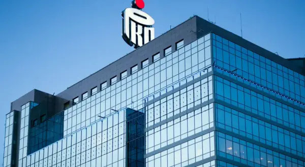 Nowoczesny budynek PKO BP z charakterystycznym logo. Myśląc o wakacjach kredytowych, warto pamiętać o tej instytucji.