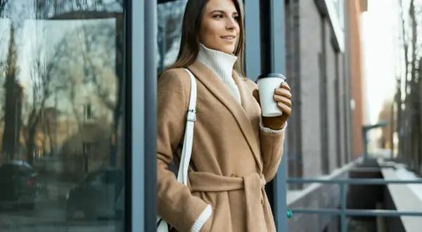 Elegancka stylizacja na Wszystkich Świętych: płaszcz, golf i rękawiczki. Idealnie, by wybrać się na cmentarz.