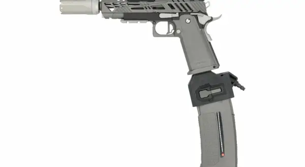 Pistola de airsoft gris con silenciador, mira roja y cargador extendido, lista para intensos juegos de airsoft.