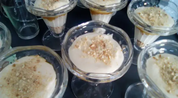 Tiramisu pommes caramel beurre salé, sur un palet breton. Délicieux desserts individuels dans des coupes en verre.