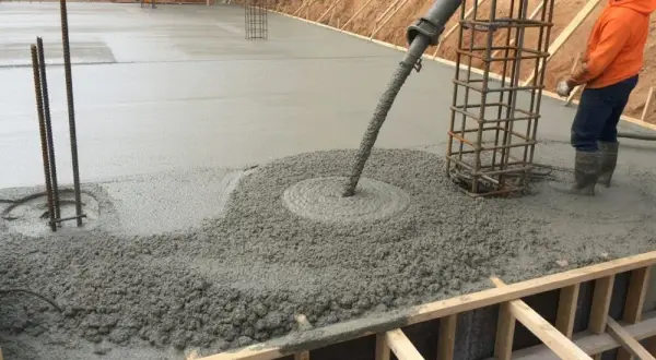 Beton na fundamenty: C16/20, B20 jak wybrać i nie popełnić błędu?