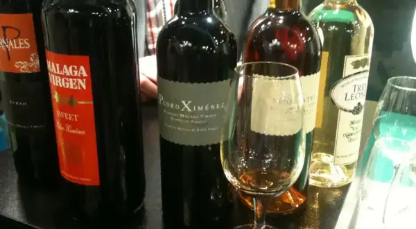 Butelki wina, w tym Malaga Virgen Sweet Pedro Ximénez. Jak pić wino? Degustacja wina.