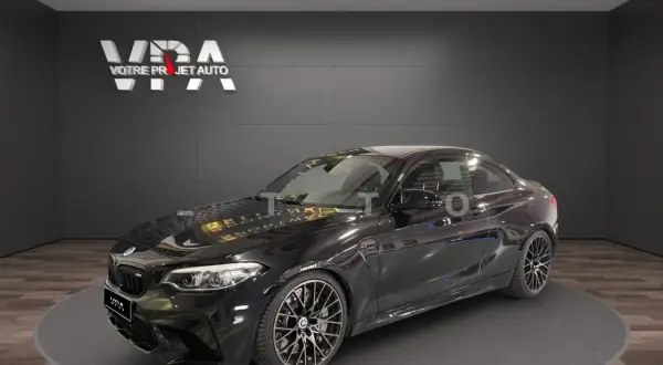 Une BMW M2 Competition noire, prête à rugir comme un pur-sang. Ses lignes agressives promettent une expérience de conduite d'exception.