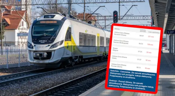 Pociąg z Zielonej Góry Głównej na peronie. Na ekranie widać opóźnienia pociągów, w tym relacji do Szczecina.