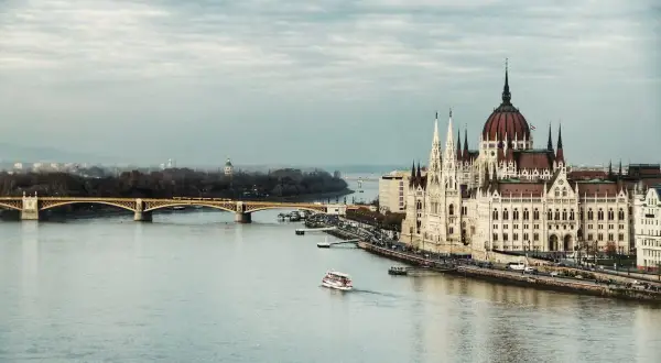 Budynek Parlamentu w Budapeszcie nad Dunajem. W tle most i statki. Wartość waluty w Budapeszcie jest tu widoczna w pięknie architektury.