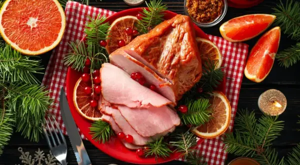 Sekret soczystej pieczonej szynki: przepis krok po kroku