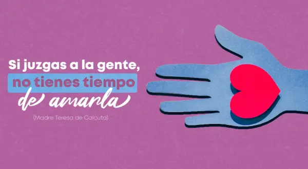 Frases de empatía: una mano azul sostiene un corazón rojo, con la cita "Si juzgas a la gente, no tienes tiempo de amarla".
