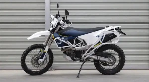 Motocykl enduro Husqvarna 701 z bagażnikiem i osłonami.