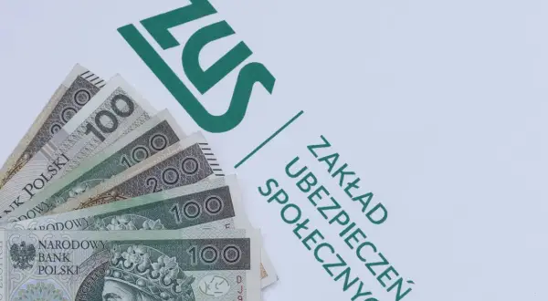 Pieniądze i logo ZUS. Może to symbolizować dodatek do renty socjalnej lub inne świadczenia z ZUS.