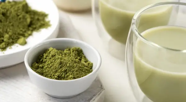 Zielona herbata matcha w proszku i gotowy napój w szklankach. Czy matcha jest dla dzieci? To pytanie nurtuje wielu rodziców.