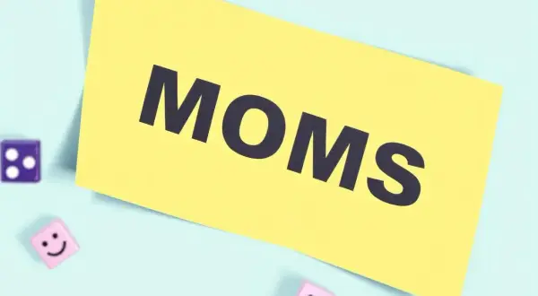 Gul post-it med texten "MOMS" och tre tärningar. En påminnelse om att redovisa moms för enskild firma.