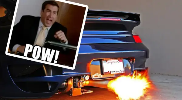 Un hombre grita "POW!" mientras un coche deportivo lanza llamas por el escape, mostrando los inconvenientes de los pops and bangs.