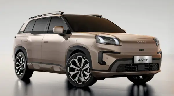 Elegancki, brązowy SUV AION V z nowoczesnymi światłami i felgami.