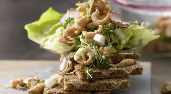 Leckeres Krabbensalat Rezept auf Vollkornbrot mit Salat, Radieschen und Kresse. Frisch und appetitlich angerichtet.