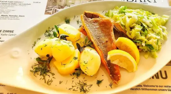 Gdzie zjeść w Mikołajkach? Najlepsze ryby, smaki Mazur i widoki