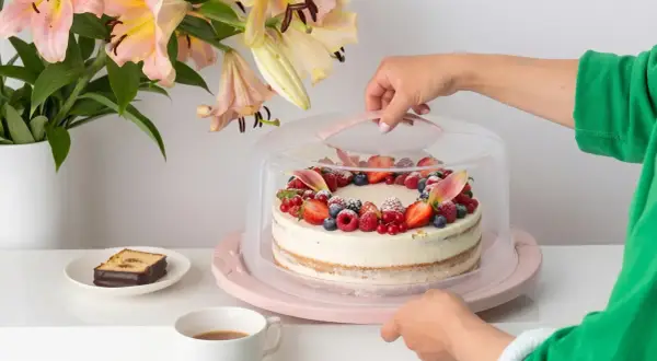 Elegancka babka z owocami pod przezroczystą pokrywą. Idealne rozwiązanie, jak przechowywać babkę po upieczeniu, by zachowała świeżość.