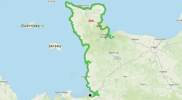 Carte d'un itinéraire cyclable longeant la côte de la Manche, passant par Cherbourg, Saint-Lô, Granville et Saint-Malo.