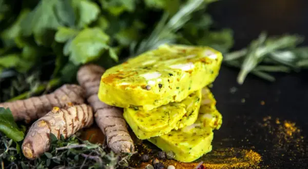 Gelbe Kurkuma-Riegel mit Kräutern und Gewürzen. Perfekt, um Gerichten eine goldene Farbe und würzigen Geschmack zu verleihen.