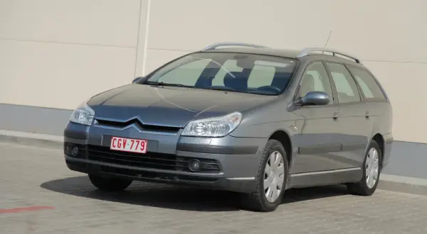 Szary Citroen C5 kombi z polskimi tablicami CGV-779. Przednie żarówki są czyste i gotowe do jazdy.