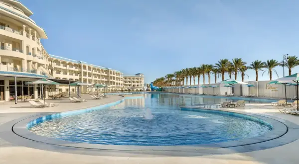 Super last minute Egipt! Hotel z basenem, palmami i leżakami. Idealne miejsce na relaks.