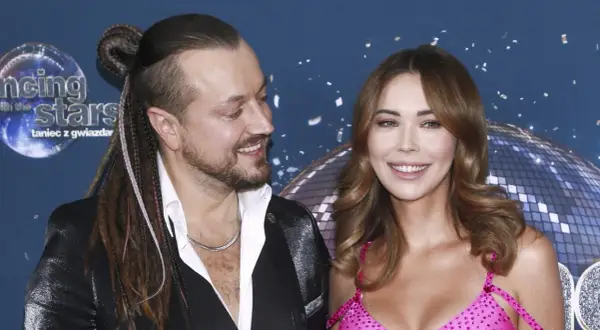 Sandra Kubicka i Baron uśmiechają się do siebie na tle sceny "Tańca z Gwiazdami".