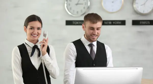 Co robi recepcjonistka w hotelu? Poznaj jej kluczowe obowiązki
