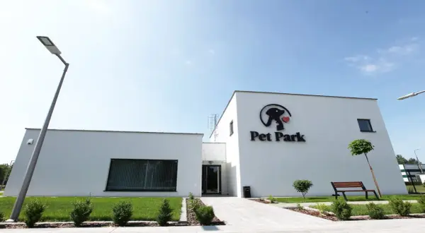 Nowoczesny budynek Pet Park w Warszawie. Dowiedz się, ile kosztuje kremacja psa w Warszawie.