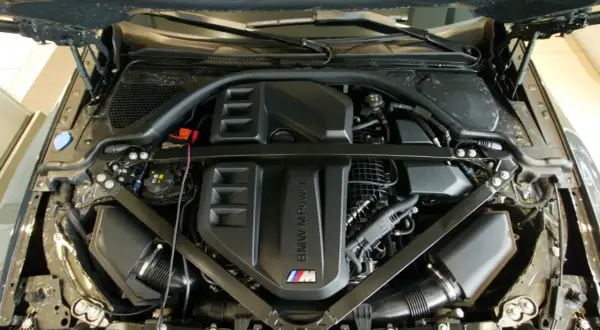 Silnik BMW M Power z widocznym systemem VANOS.