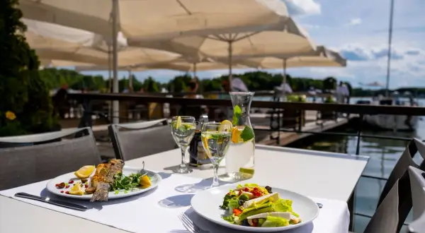 Wyśmienita ryba i sałatka na tarasie z widokiem na jezioro. Idealne miejsce na obiad w najlepszej restauracji w Olsztynie.