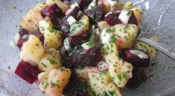 Bunter Kartoffel-Rote-Bete-Salat mit Petersilie. Ein einfaches Gericht, das sich gut für rote Bete Rezepte eignet.