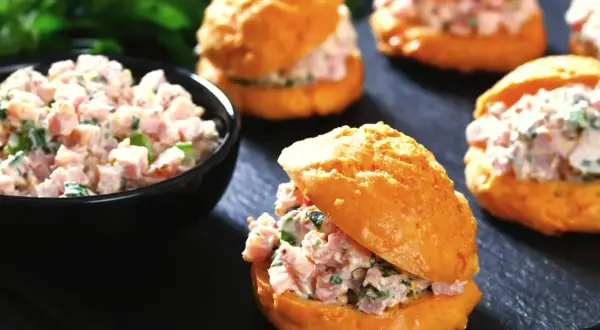 Pyszne kanapki do pracy z pastą jajeczną i szynką, idealne na szybki lunch.