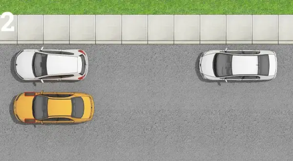 Steg 2: En gul bil står redo att lära sig hur man fickparkerar mellan en vit bil och trottoaren.