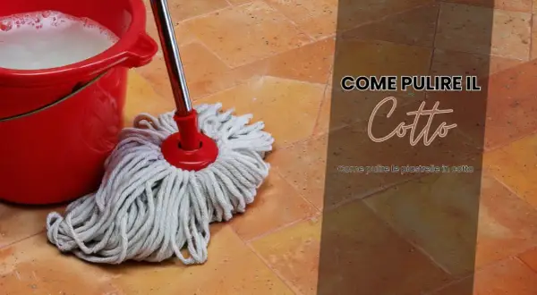 Secchio rosso con acqua saponata e uno straccio sul pavimento in cotto. Guida su come pulire pavimenti esterni ruvidi in cotto.