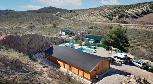 En mi terreno urbano, puedo poner una casa de madera como esta, con piscina y vistas a olivos.