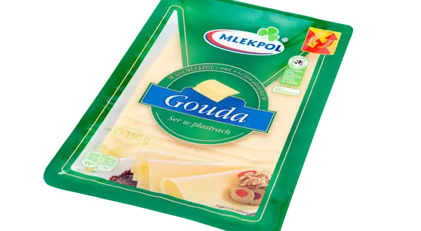 Opakowanie sera Gouda w plastrach z widocznymi plasterkami sera, orzechami i oliwkami.