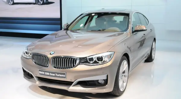 Elegancki, brązowy BMW 328i Gran Turismo (BMW F34) prezentowany na wystawie.