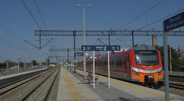 Czerwony pociąg na stacji Oborniki Wielkopolskie. Peron 2, tor 1.