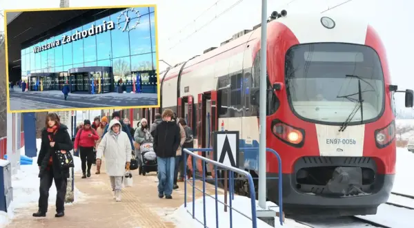 Ludzie wsiadają do czerwono-białego pociągu na stacji Warszawa Zachodnia. W tle nowoczesny budynek dworca.