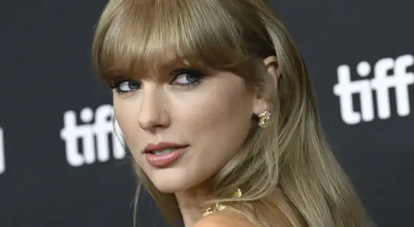 Zbliżenie na Taylor Swift, której stylizacja i makijaż podkreślają jej urodę. Jej dyskografia to bogactwo hitów.
